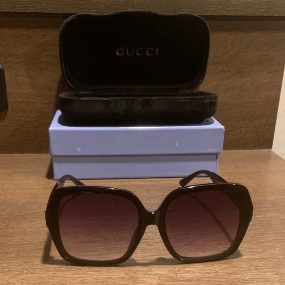 Gucci Black Sunglasses with Gold Accents - Picture 3 of 3